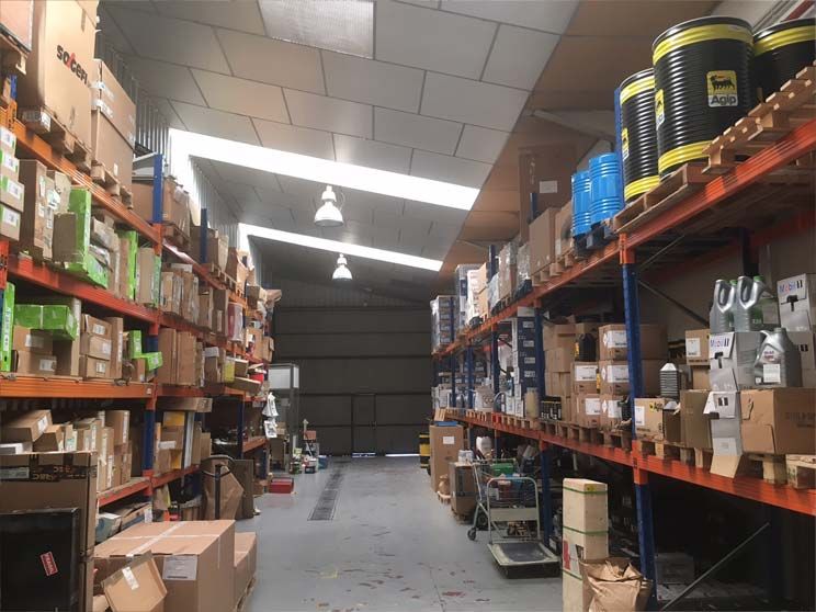 Un gran almacén lleno de muchas cajas y barriles.