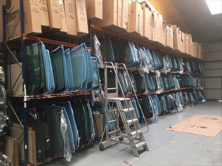 Un almacén lleno de muchas cajas y una escalera.