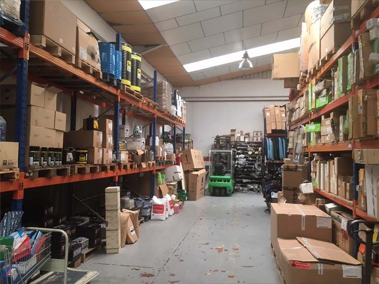 Un gran almacén lleno de muchas cajas y estantes.