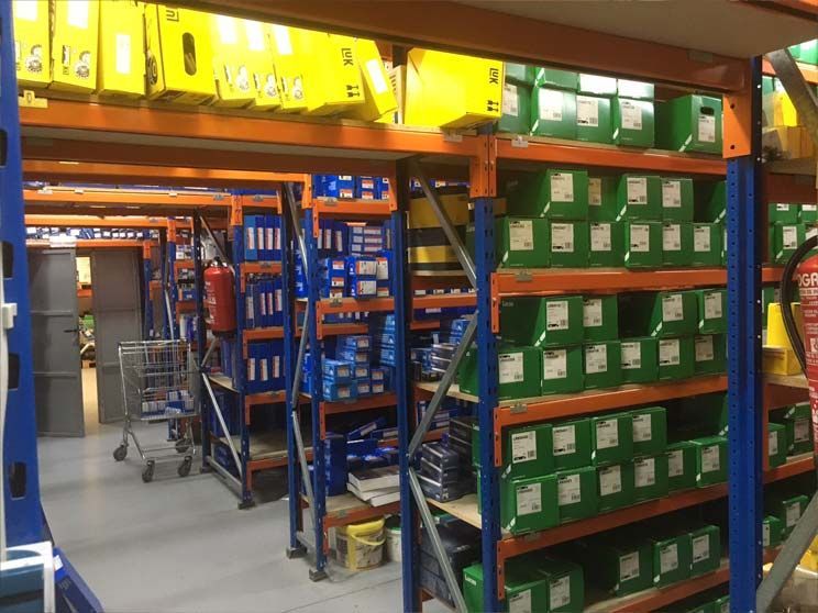 Un almacén lleno de muchos estantes y cajas.