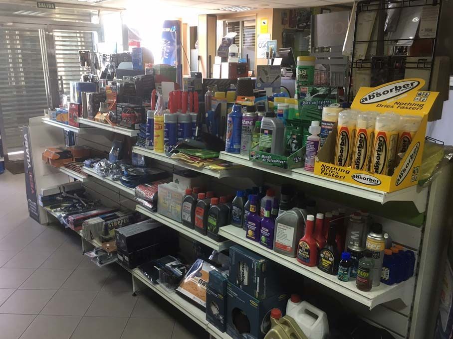 Una tienda llena de estantes llenos de muchos productos.