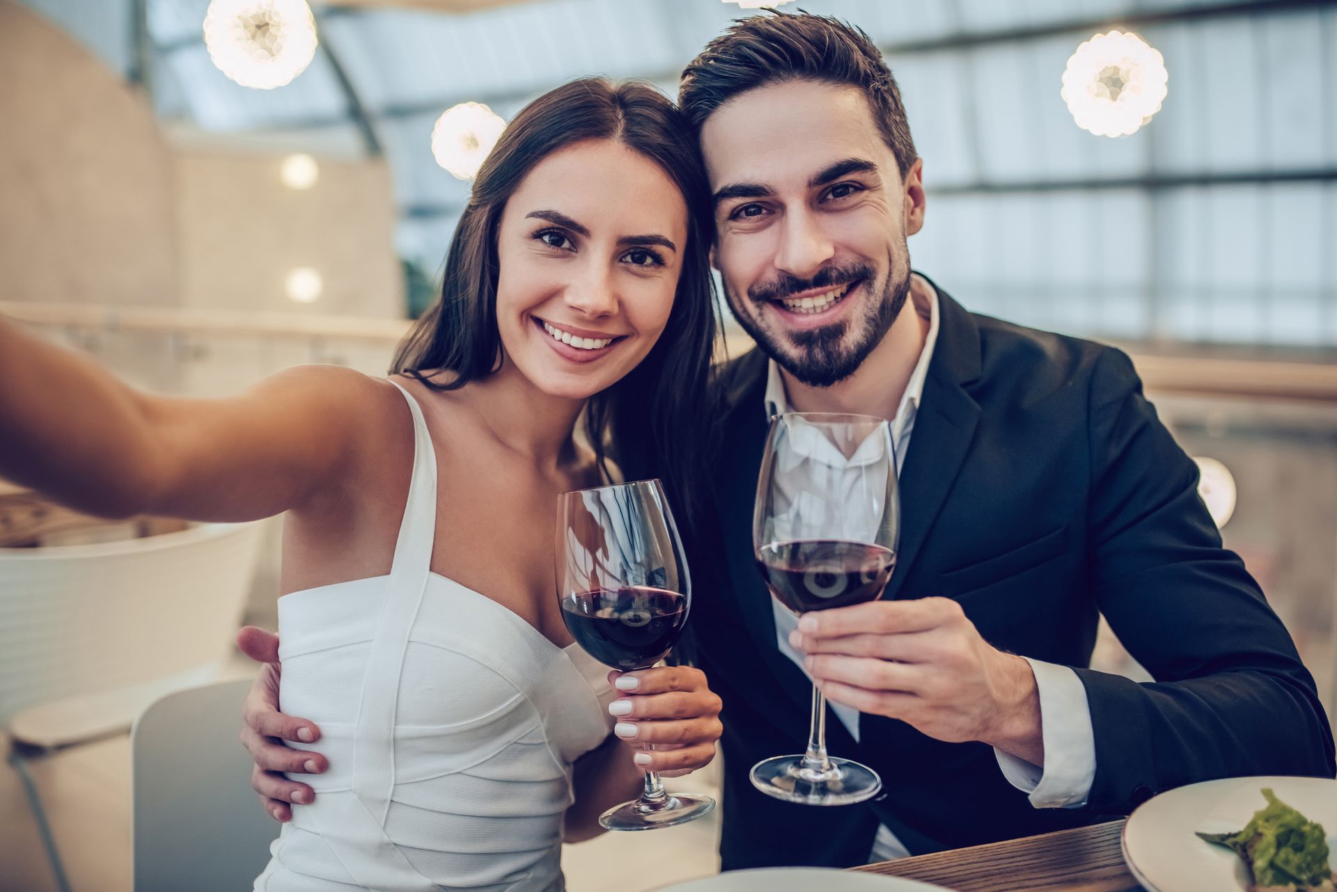 Un couple avec un verre de vin rouge à la main
