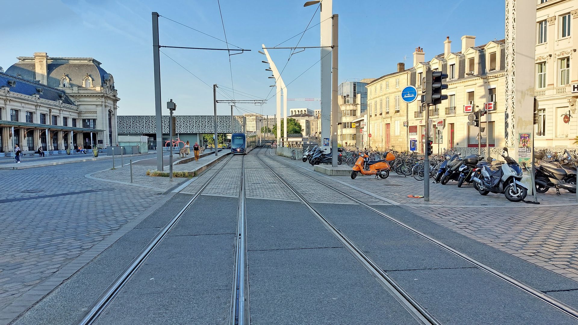 La gare du tramway de Bordeaux devant la gare Saint-Jean