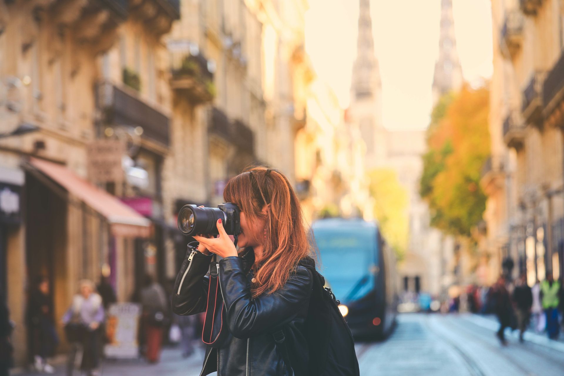 Femme prenant des photos dans le centre-ville de Bordeaux