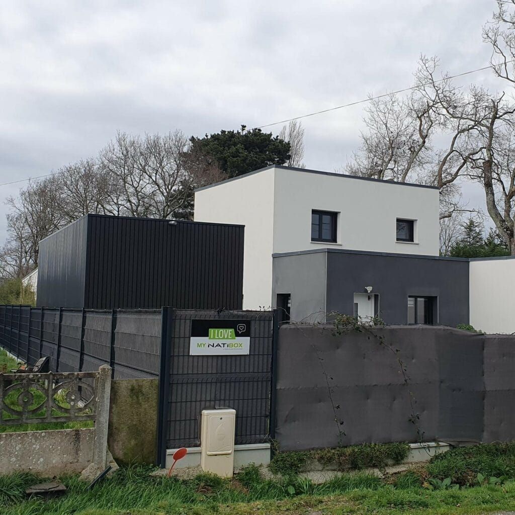 Studio aménagé en espace de travail.