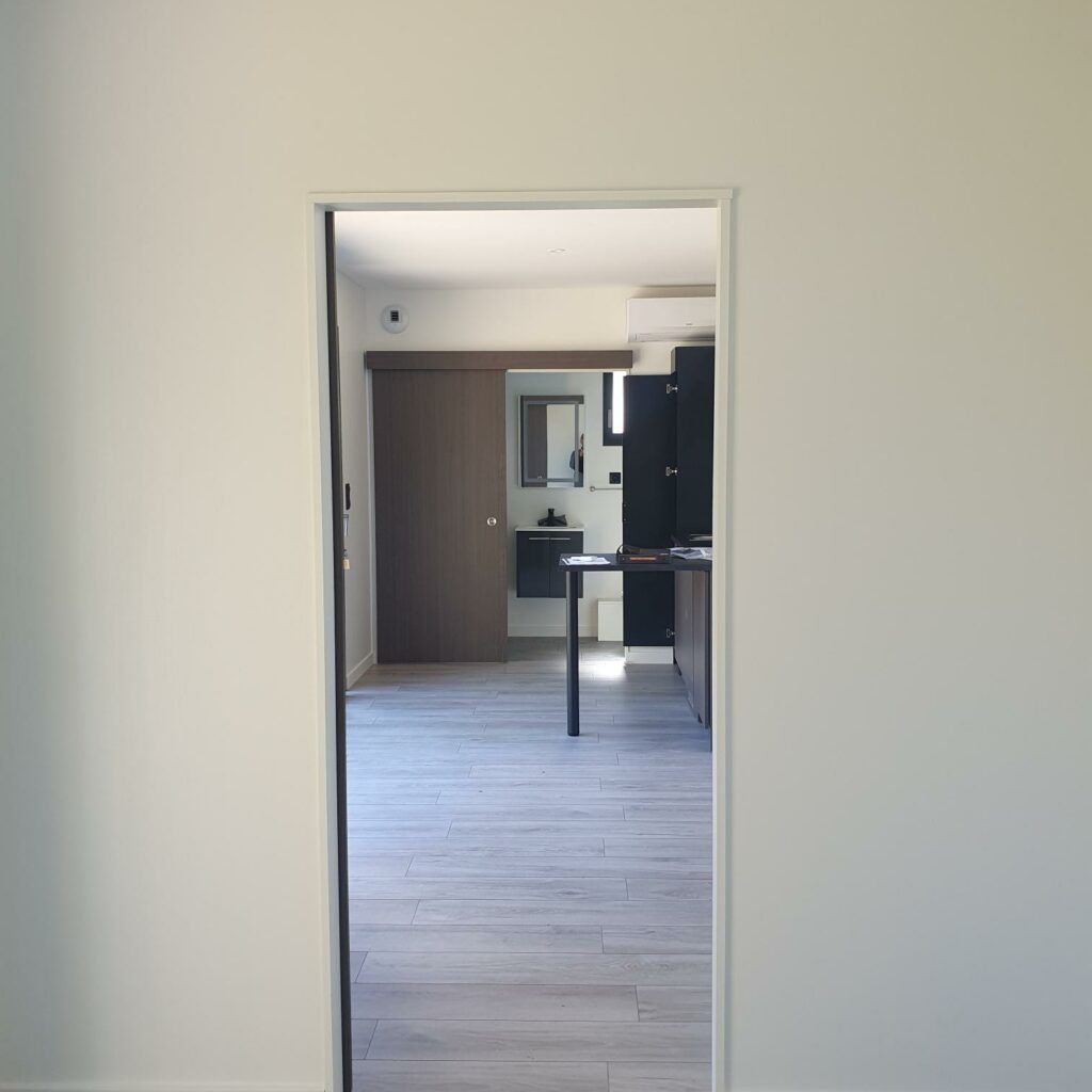 Pièce intérieure dans le studio de jardin.