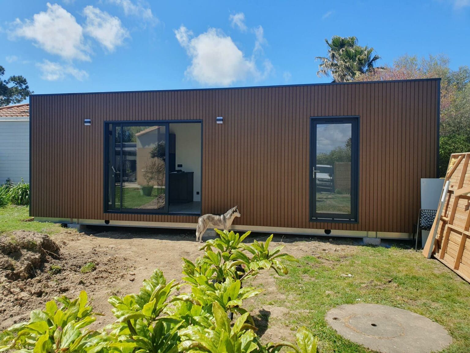 Studio habitable posé dans le jardin.