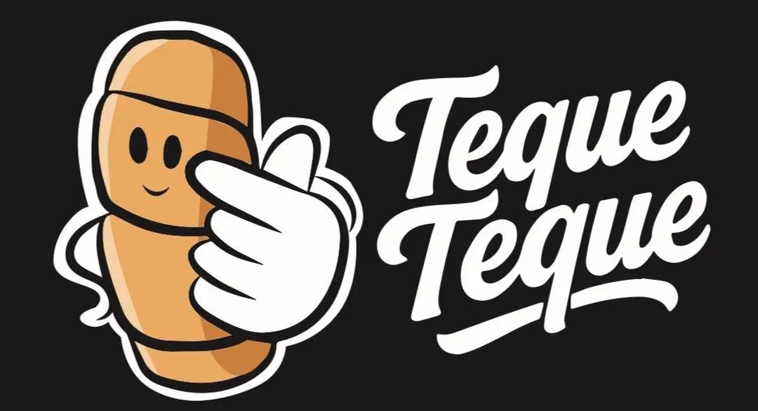 Mascota de baguette de dibujos animados levantando una mano junto a las palabras “Teque Teque” en letras blancas sobre fondo negro.