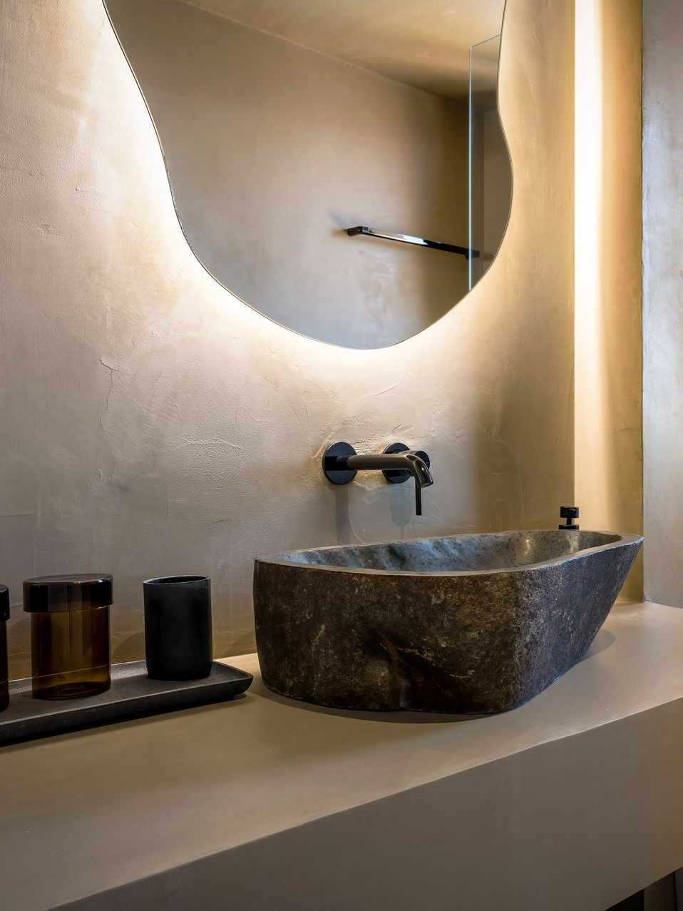 Salle de bains avec miroir.