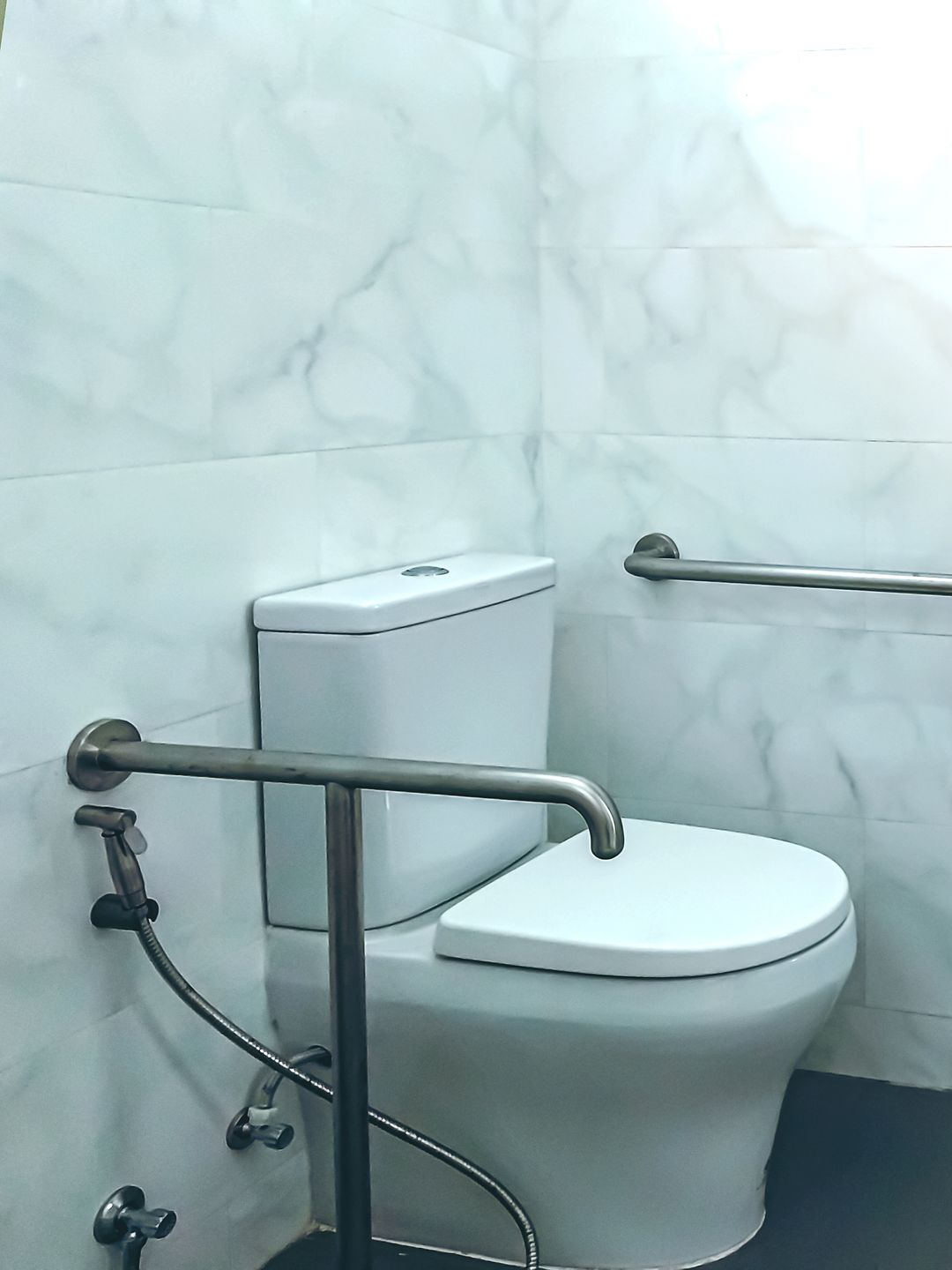 Toilettes dans une salle de bains.