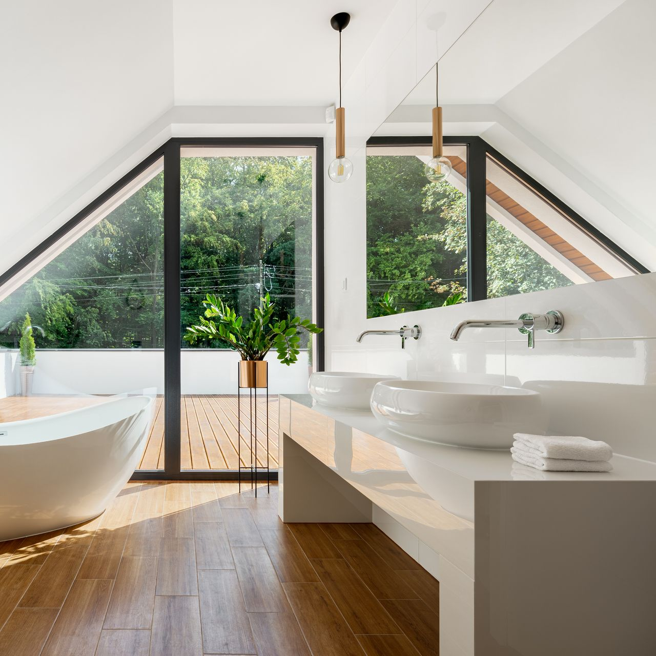 Salle de bains moderne avec fenêtres en angle.