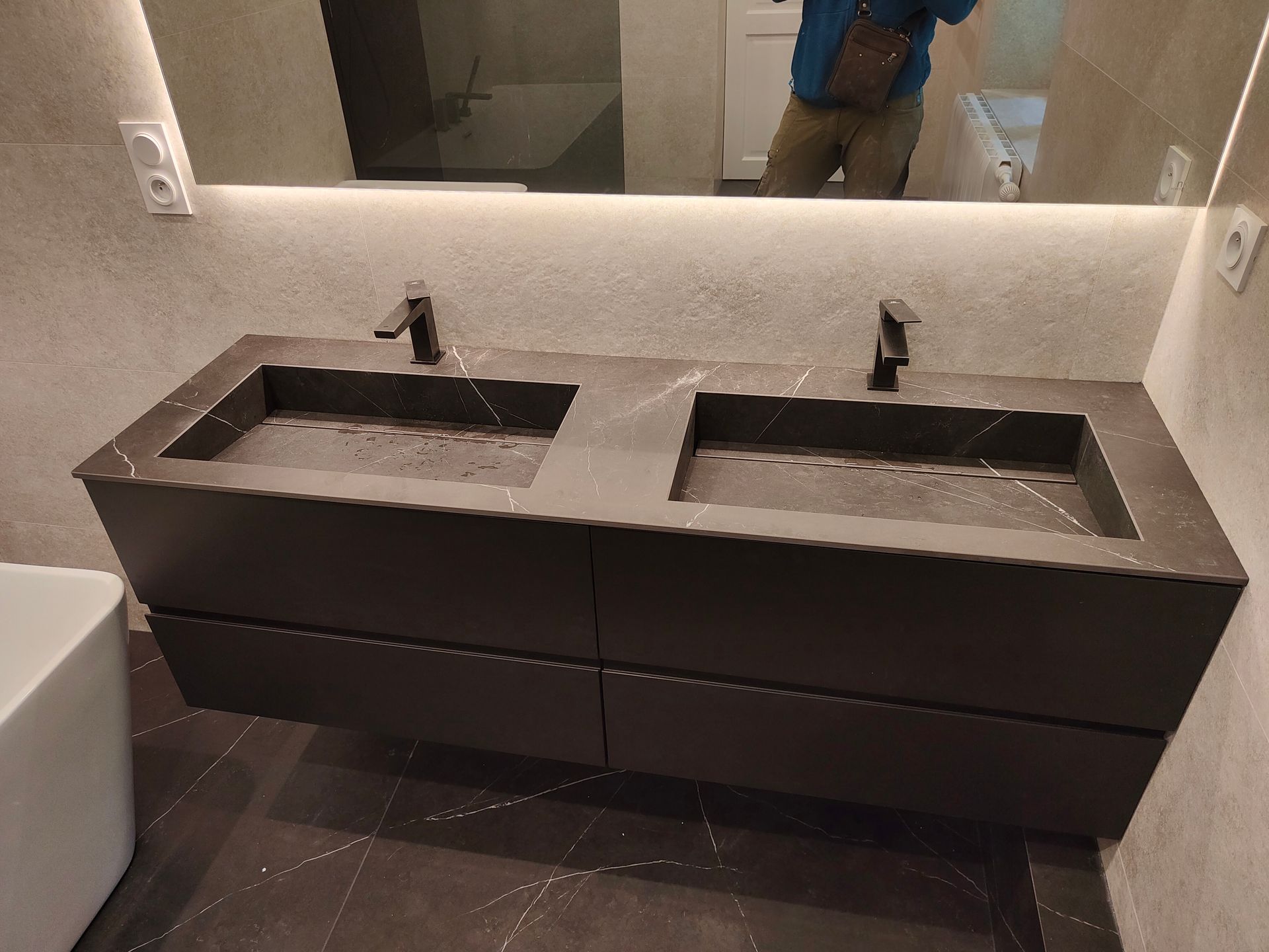 Salle de bains moderne avec meuble-lavabo à double vasque et grand miroir.
