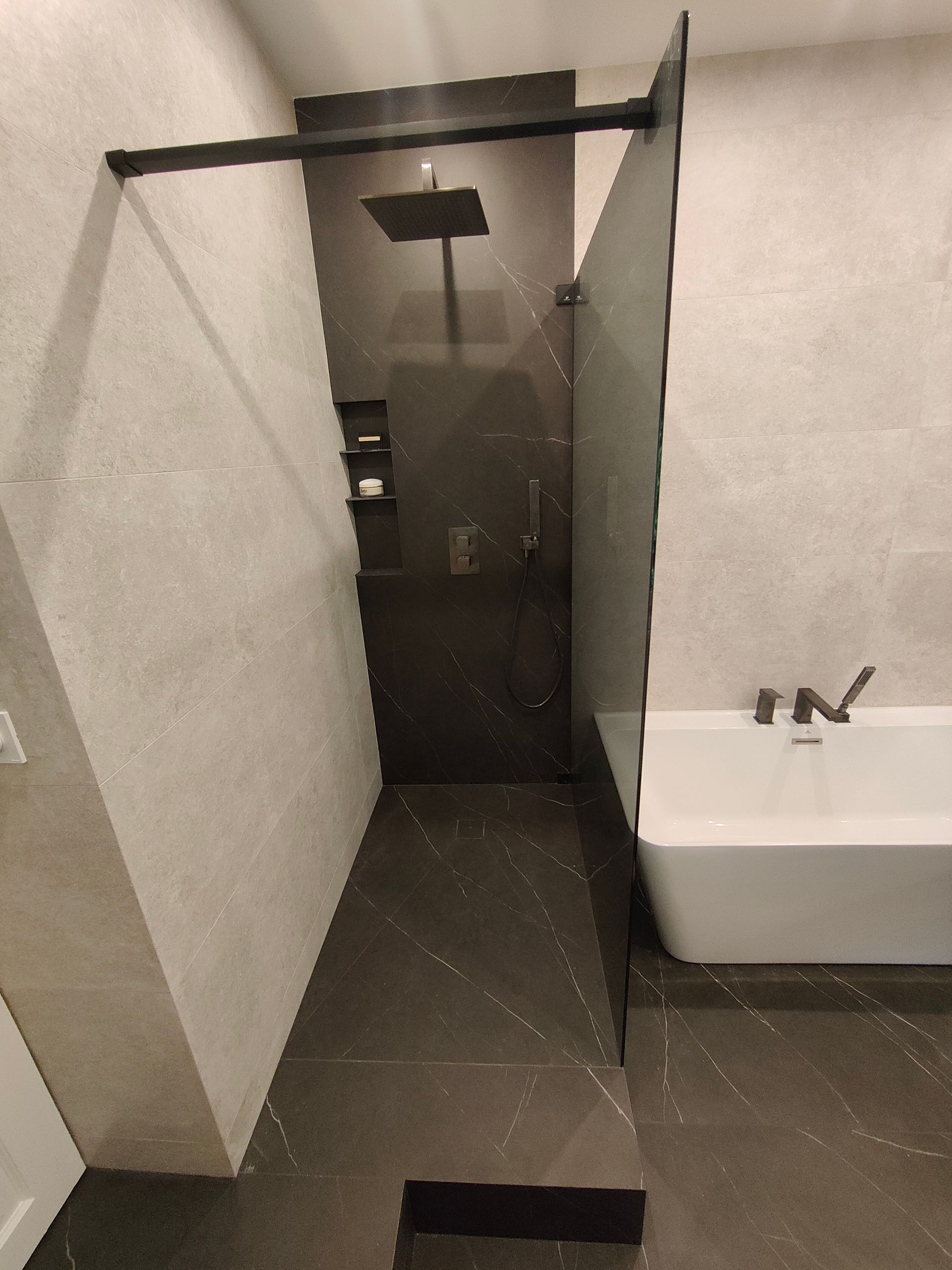 Salle de bains moderne avec vasque en marbre.