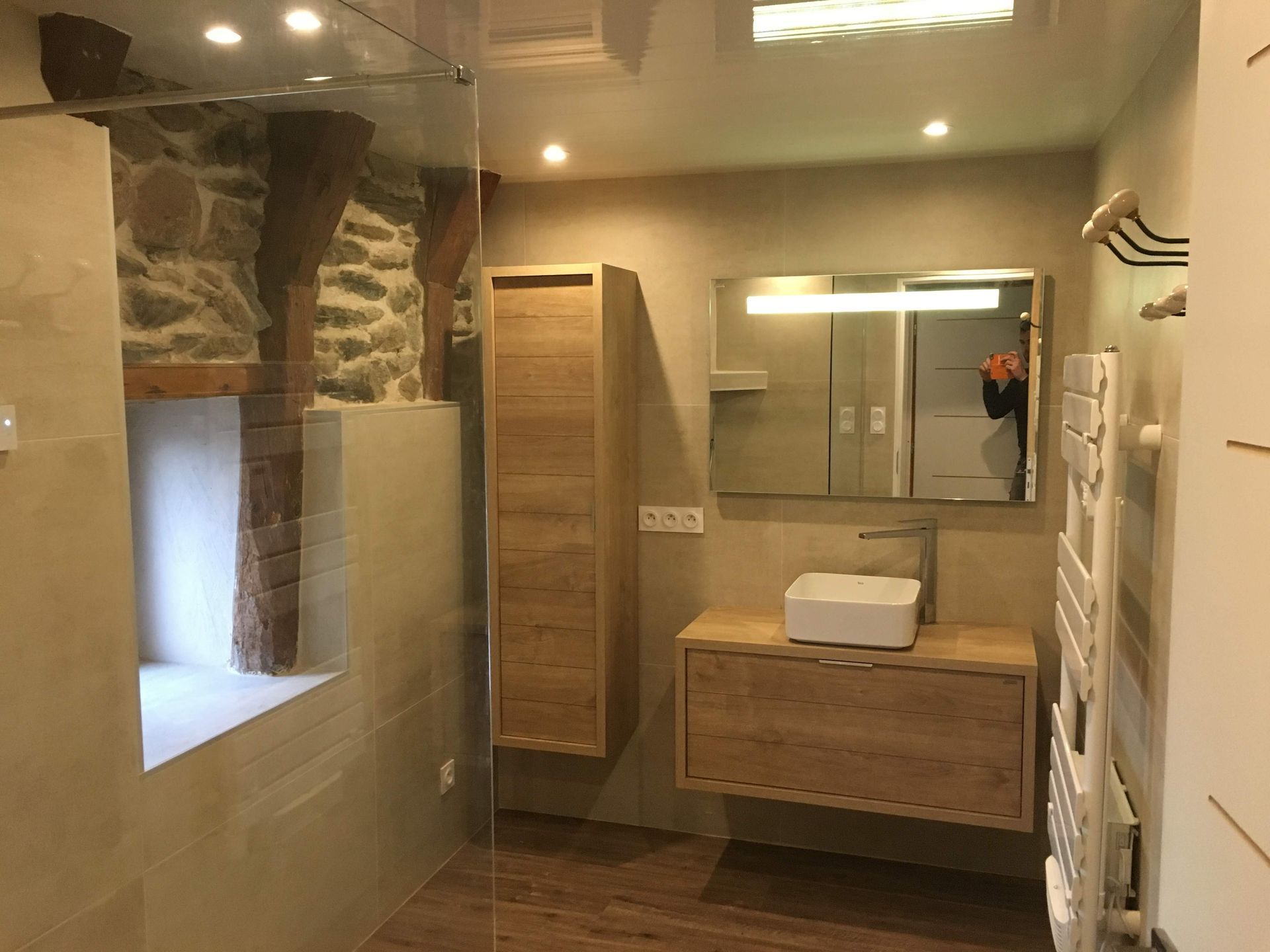 Salle de bains moderne avec baignoire blanche, meuble lavabo.