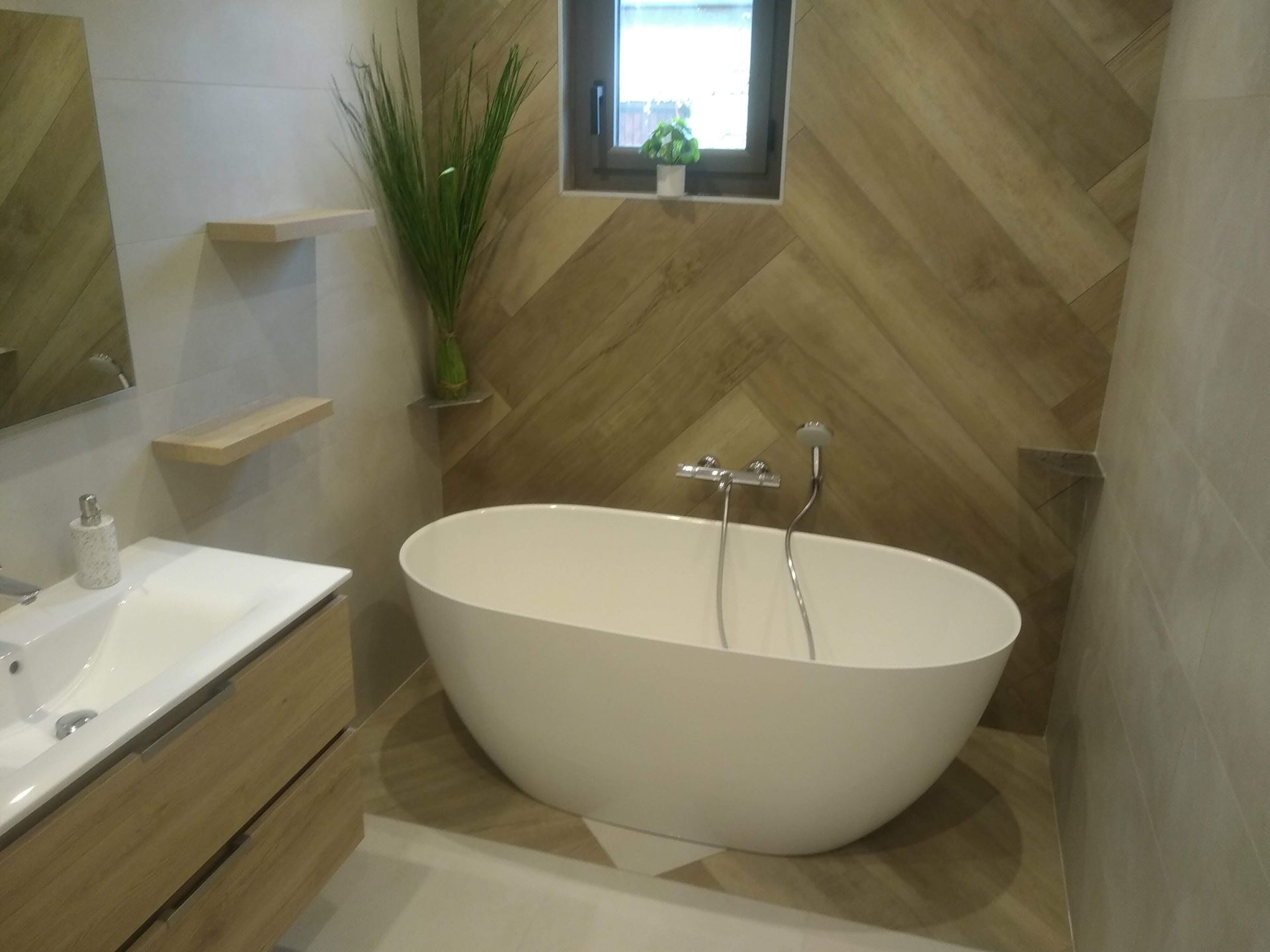 Salle de bains avec meuble-lavabo, double vasque, grand miroir et sol carrelé à motifs.