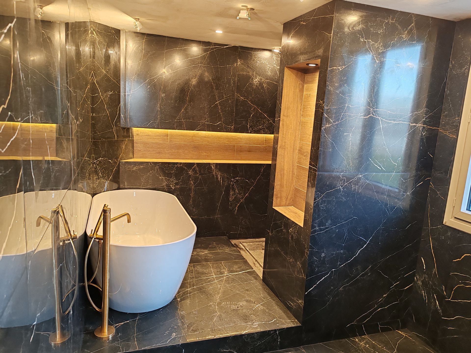 Une salle de bains moderne avec des carreaux imitation marbre.