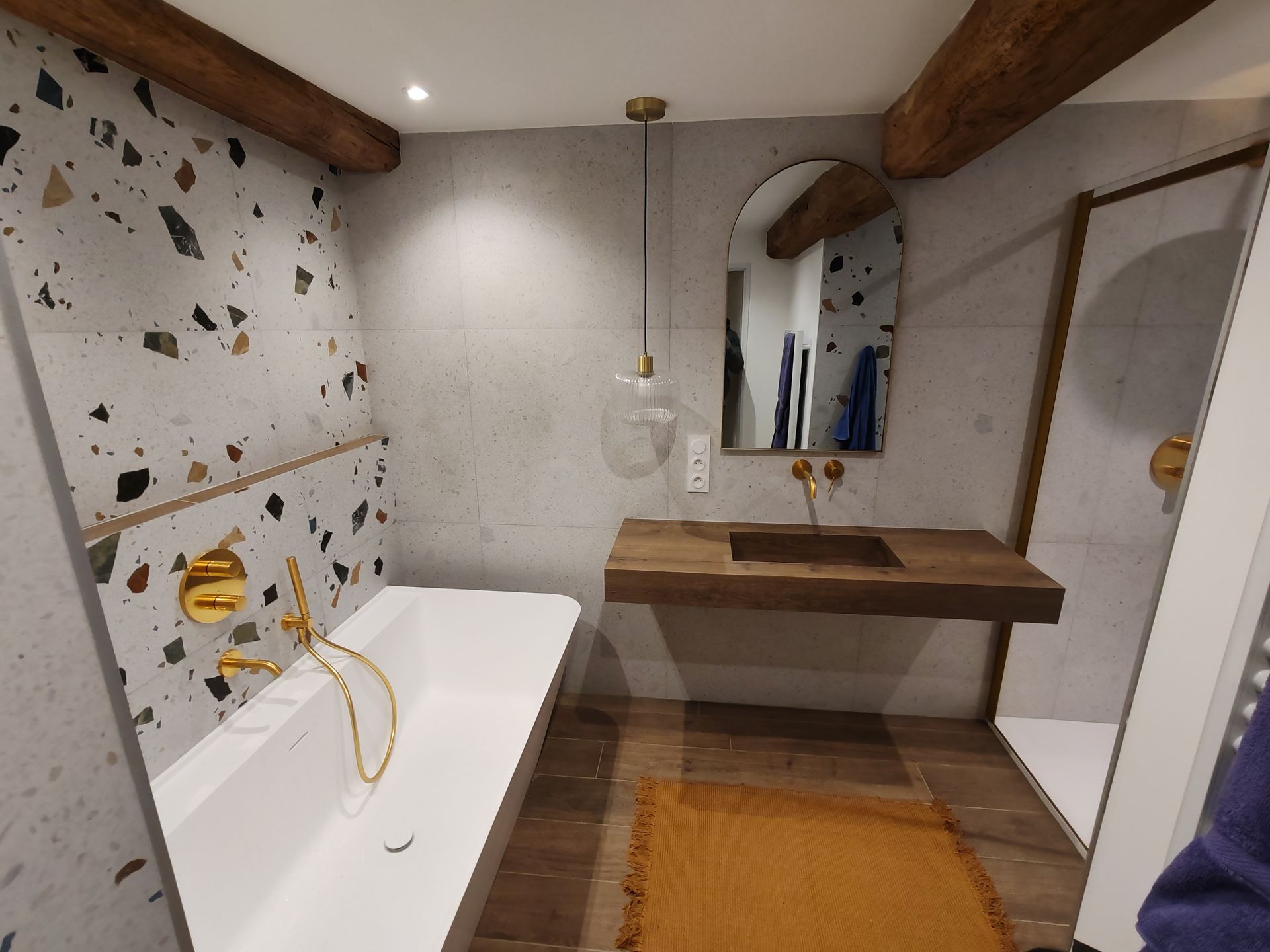 Lavabo de salle de bains avec éléments en bois.