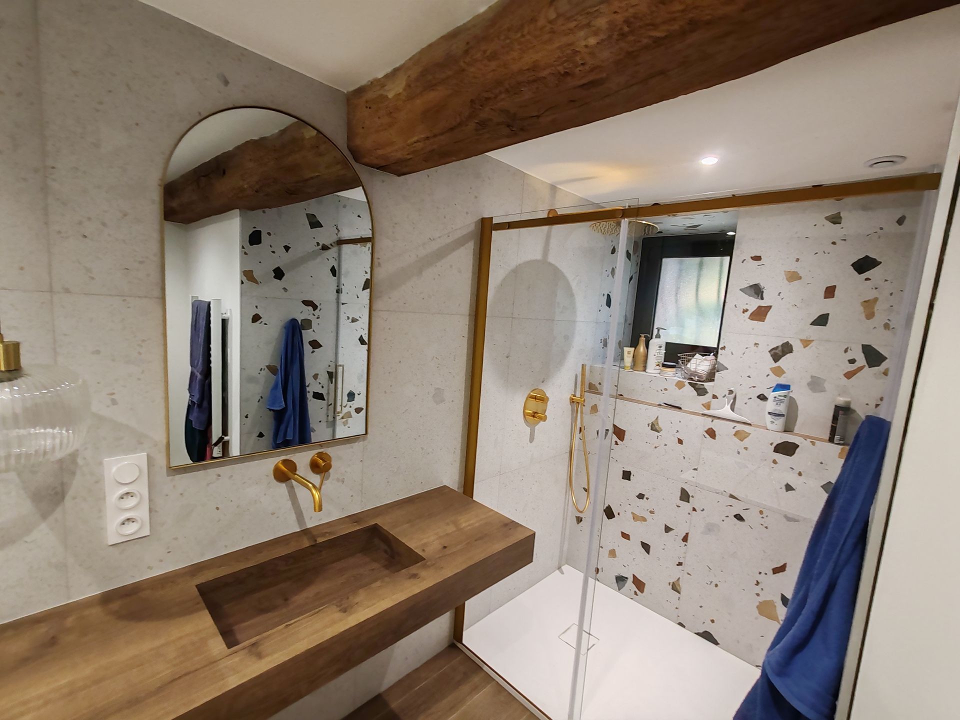 Salle de bains avec meuble lavabo, lavabo blanc, miroir ovale.