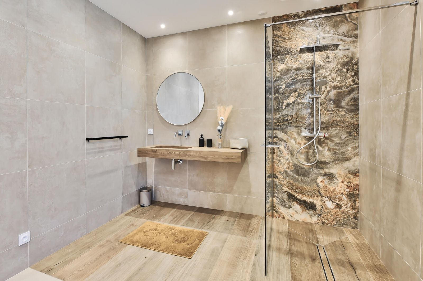 Luxueuse salle de bains en marbre avec baignoire îlot.