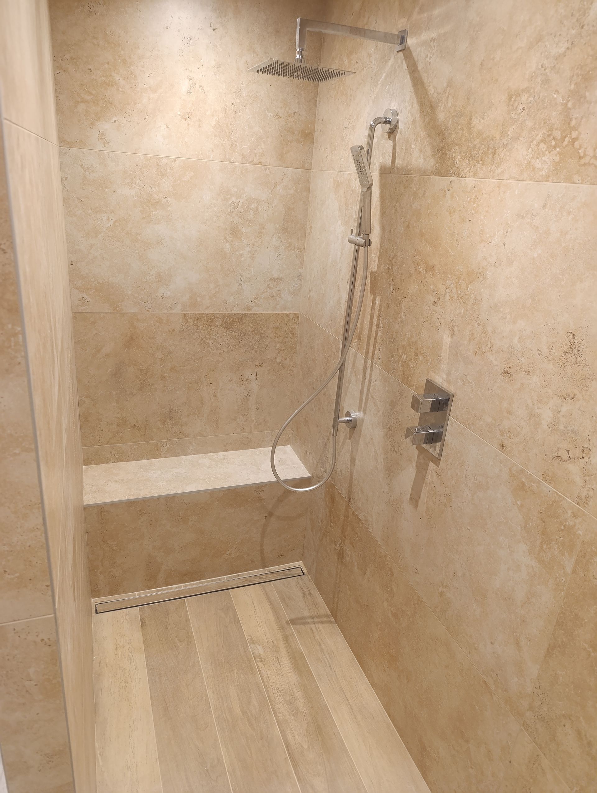 Une main agrippée à une barre d'appui.