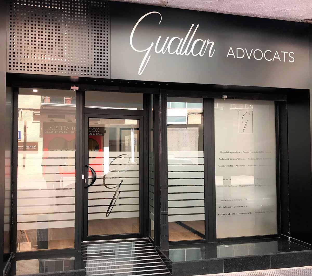 Un edificio con un cartel que dice Guallar Advocats