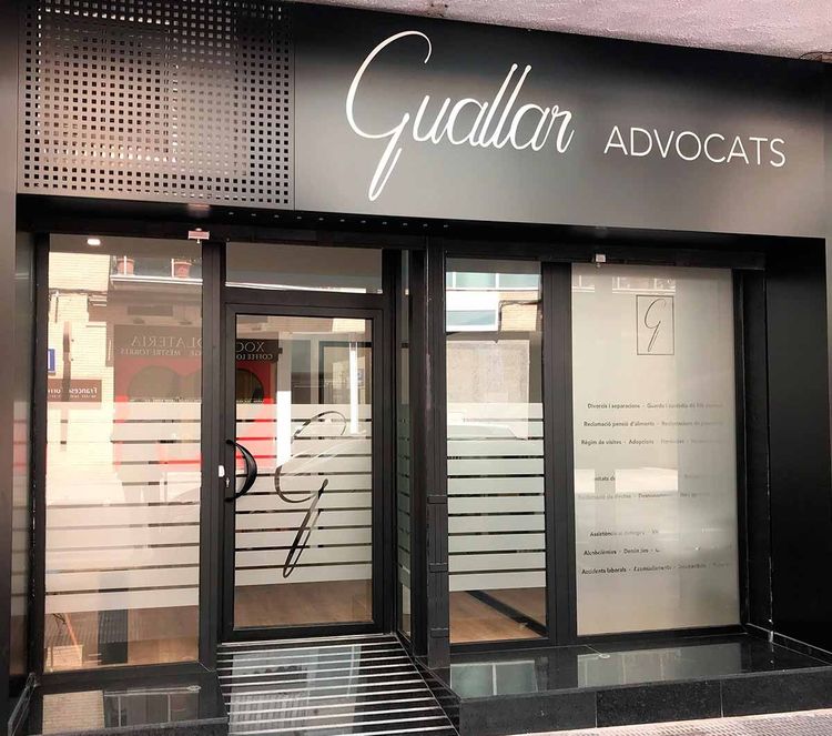 Un edificio con un cartel que dice Guallar Advocats