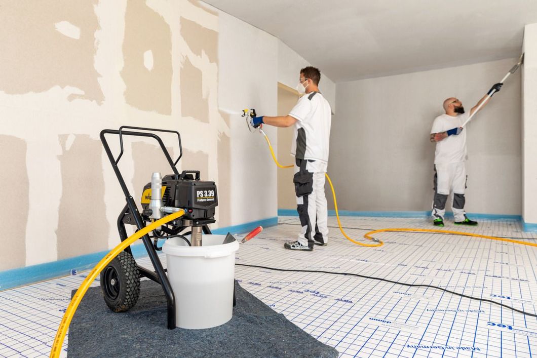 Fassade wird neu gestaltet, Maler mit Farbsprühsystem Heinrich Oberflächentechnik GbR