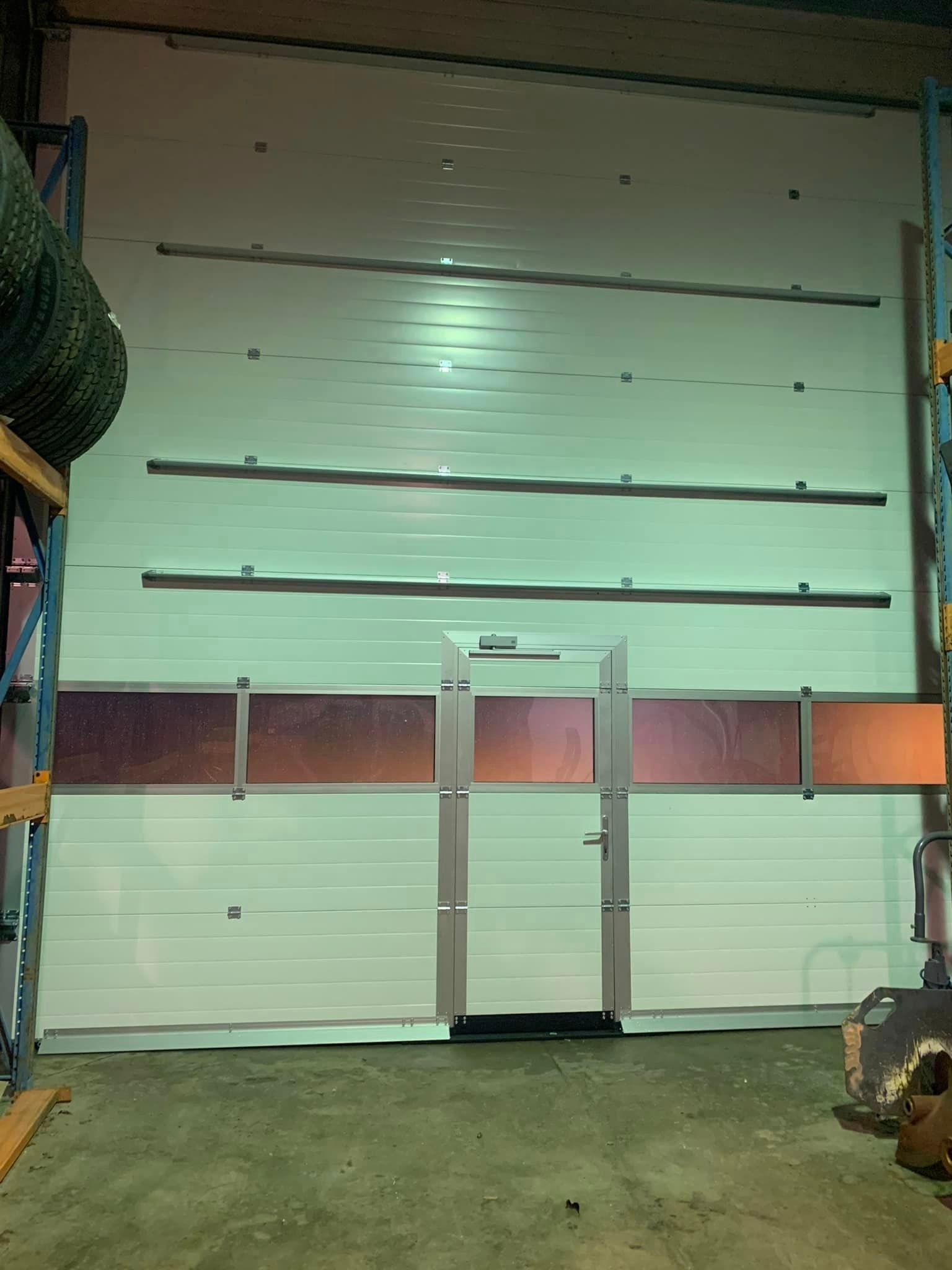 Porte de garage basculante avec une porte en plein milieu