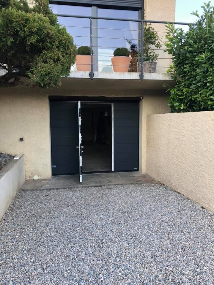 Porte ouverte sur une porte de garage