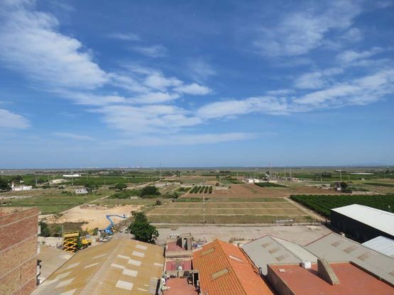 Una vista aérea de una ciudad con cielo azul y nubes.