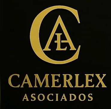 Logotipo dorado &ldquo;CA&rdquo; sobre el texto &ldquo;CAMERLEX ASOCIADOS&rdquo; sobre un fondo negro.