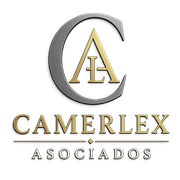 Logotipo dorado “CA” sobre el texto “CAMERLEX ASOCIADOS” sobre un fondo negro.