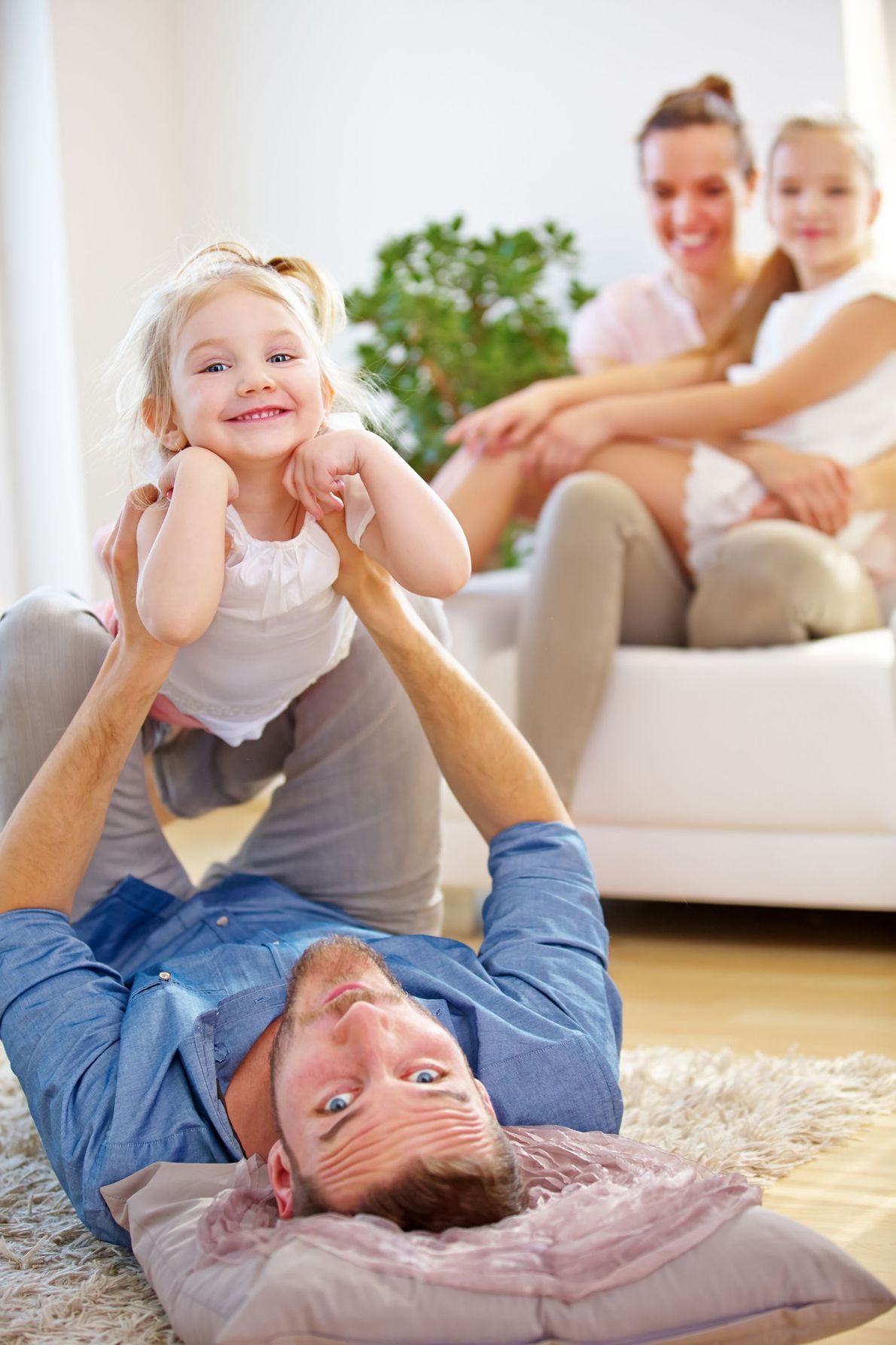 Famille heureuse dans une maison saine