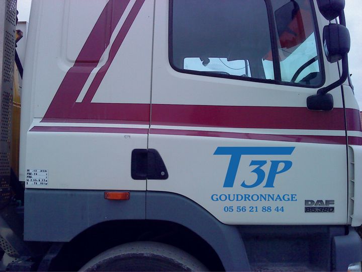 Camion-benne de l'entreprise.