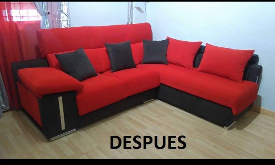 Sofá modular rojo y negro en una sala de estar, con la etiqueta “DESPUÉS” en la parte inferior.