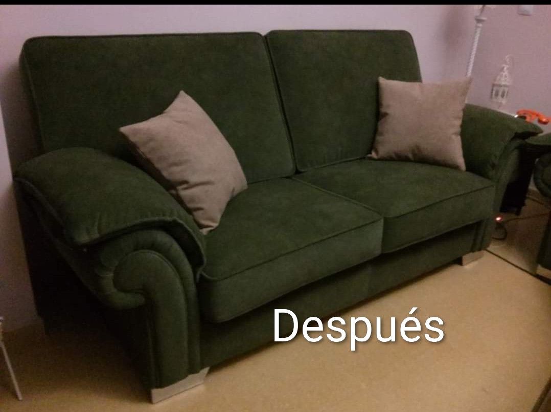 Sofá verde con dos cojines grises en una habitación, con la etiqueta “Después” en la parte inferior.
