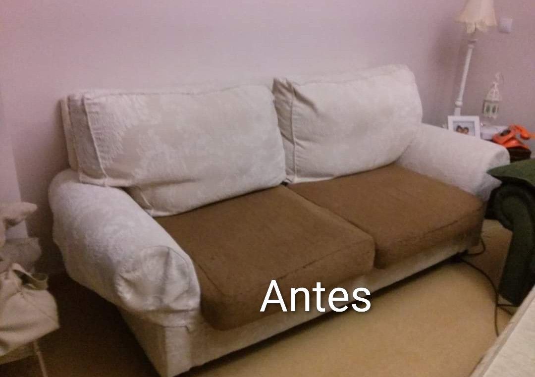 Sofá beige con cojines blancos y funda de asiento marrón en una sala de estar, etiquetado como “Antes”.