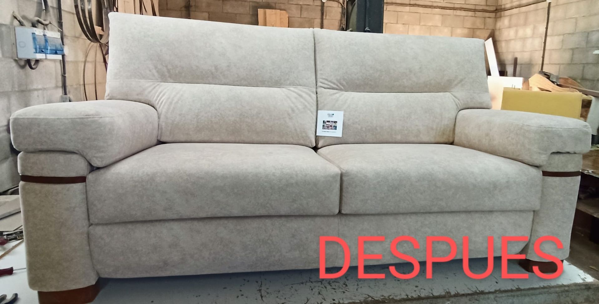 Sofá beige después de la limpieza o reparación, con el texto rojo “DESPUÉS” superpuesto.