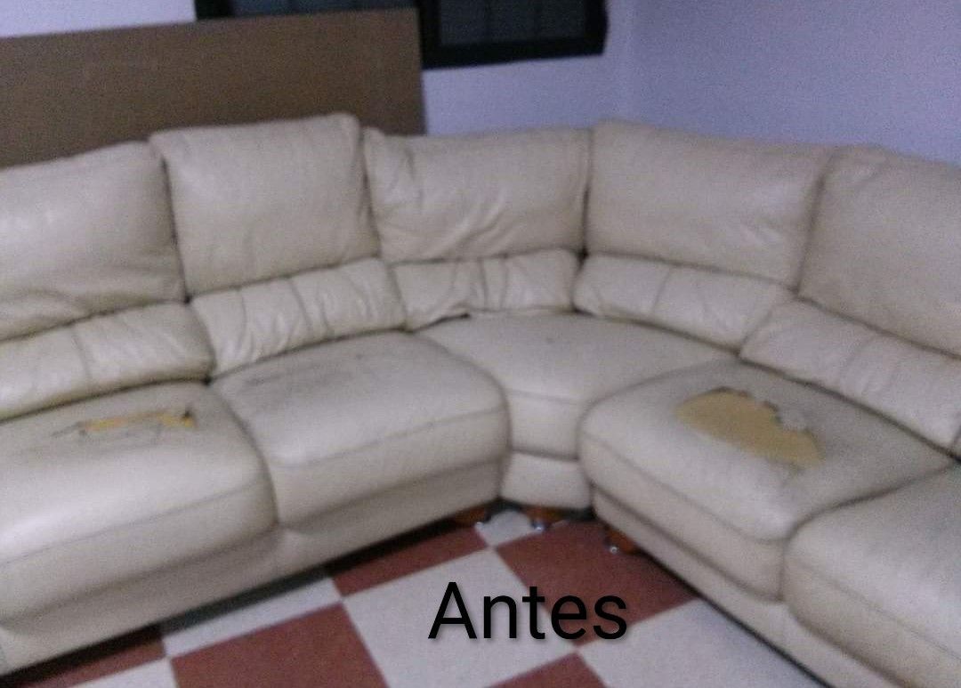 Sofá seccional beige en forma de L con manchas y desgaste visibles, etiquetado como “Antes” en la parte inferior.