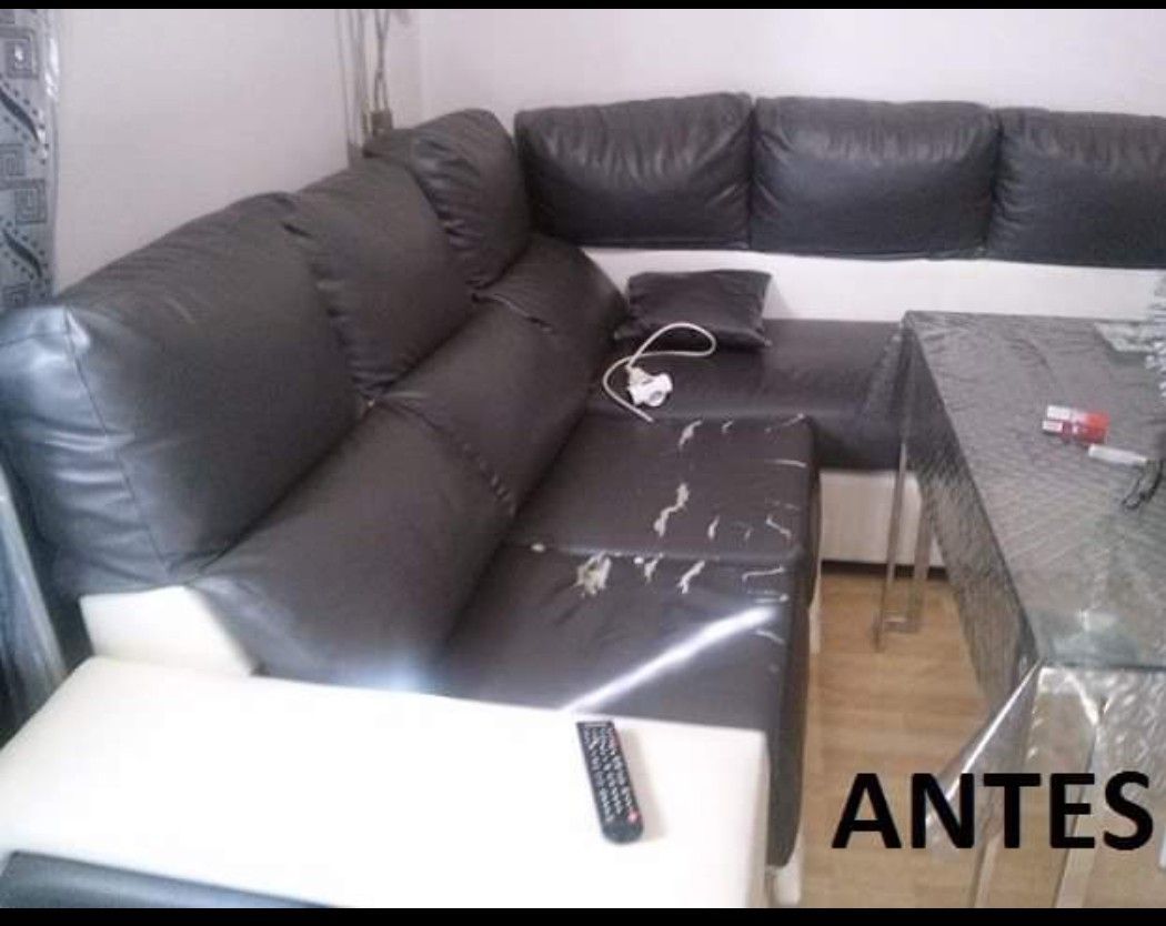 Sofá seccional negro en una sala de estar con mesa de centro de cristal y control remoto, etiquetado como “ANTES”.