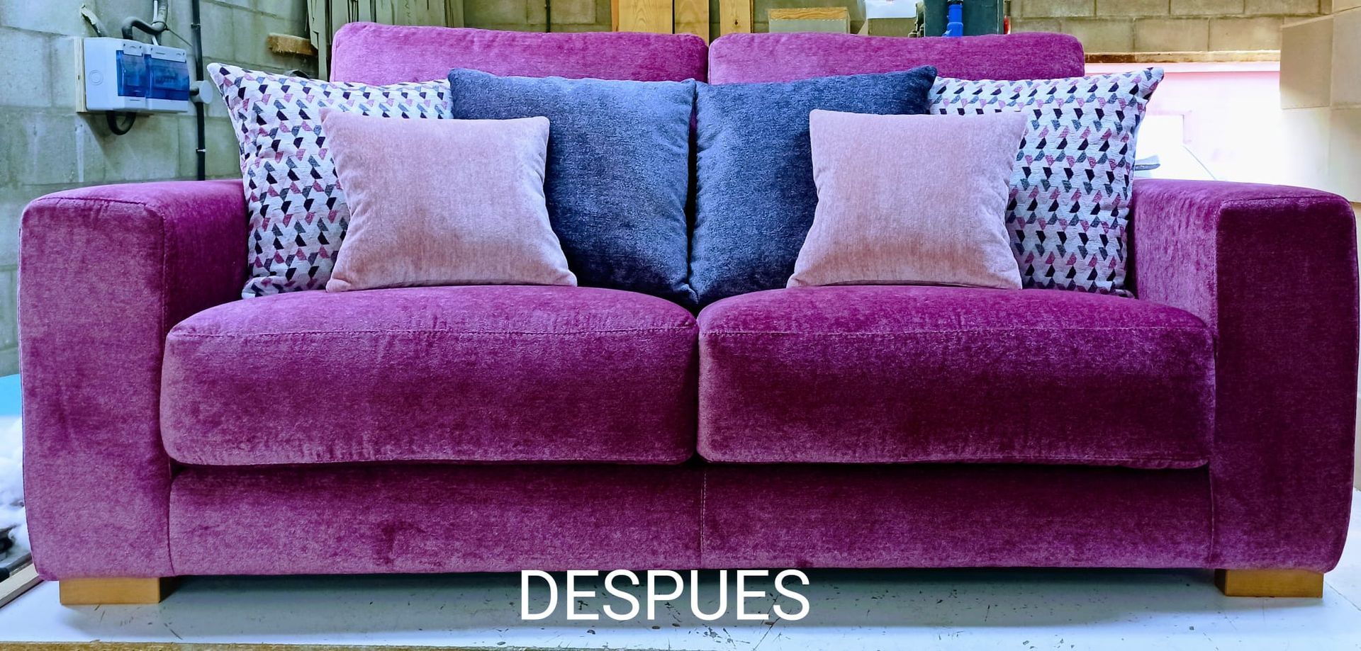 Sofá de terciopelo morado con cojines estampados, con la etiqueta “DESPUÉS” en la parte inferior.