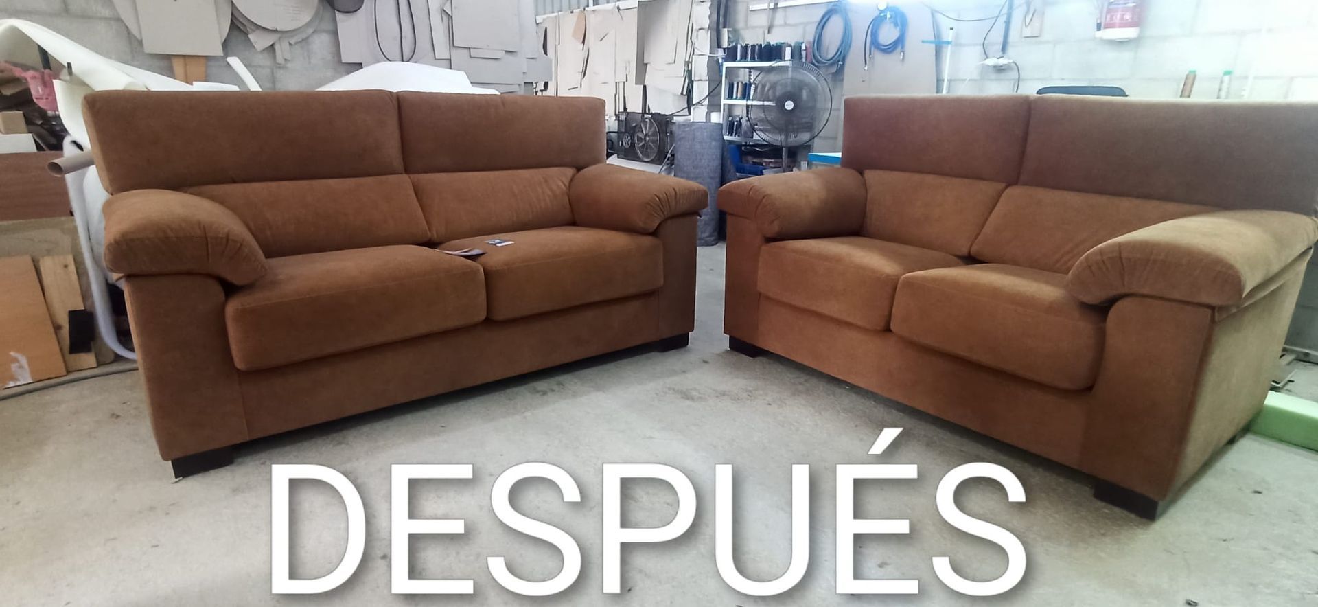 Dos sillones marrones en una sala, con la palabra “DESPUÉS” superpuesta.