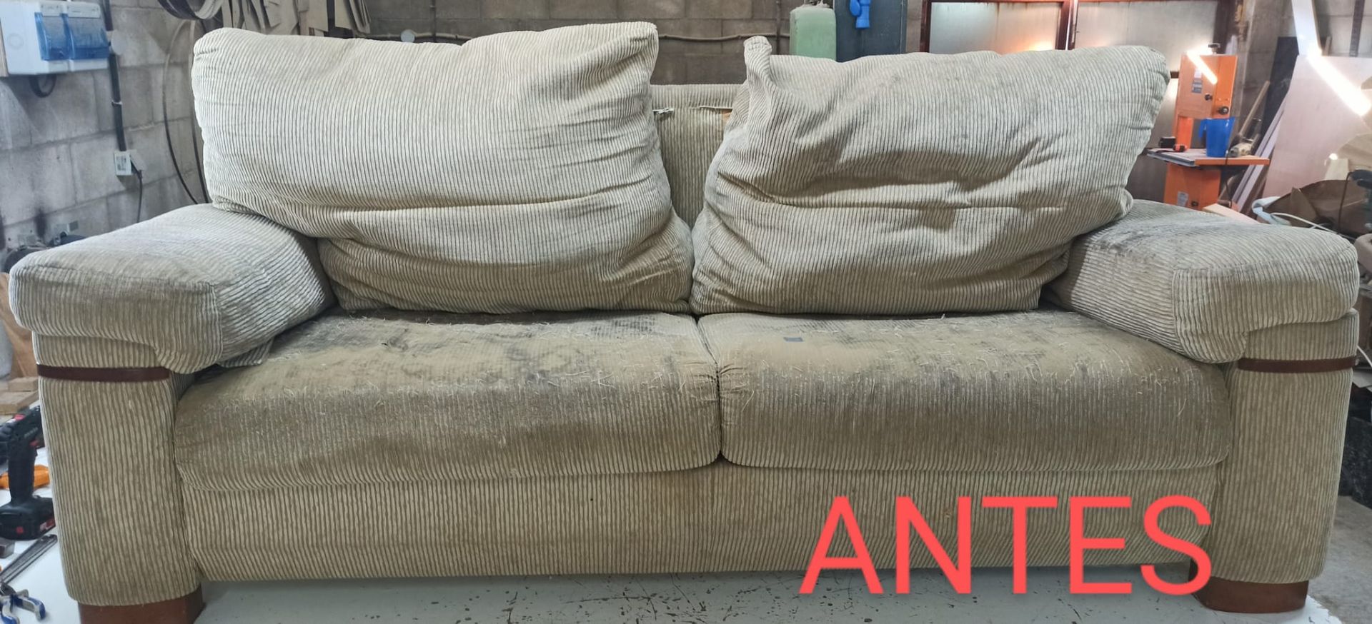 Sofá beige con cojines arrugados; texto rojo “ANTES” en la parte inferior derecha.