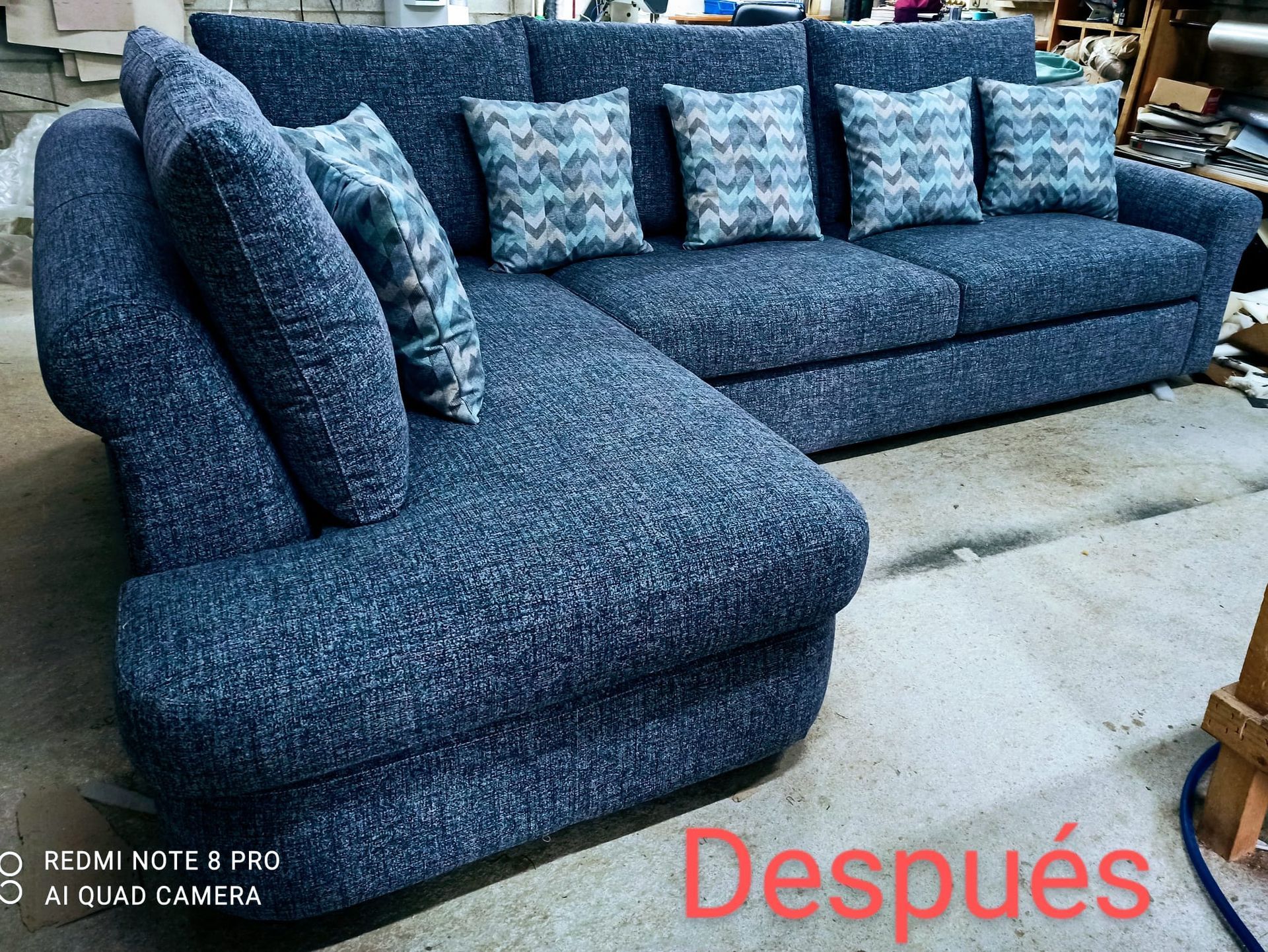Sofá seccional azul estampado con cojines decorativos a juego en una sala de estar, etiquetada como “Después”.