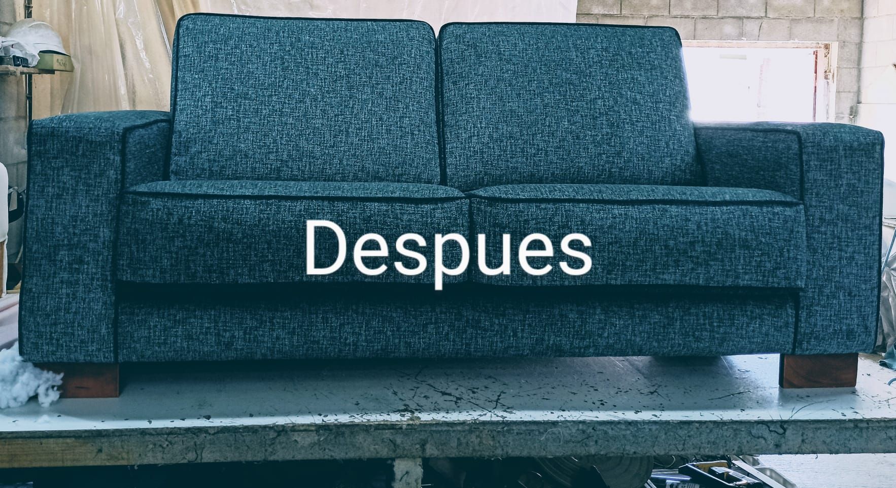 Sofá tapizado en color verde azulado sobre una superficie de trabajo, con el texto 