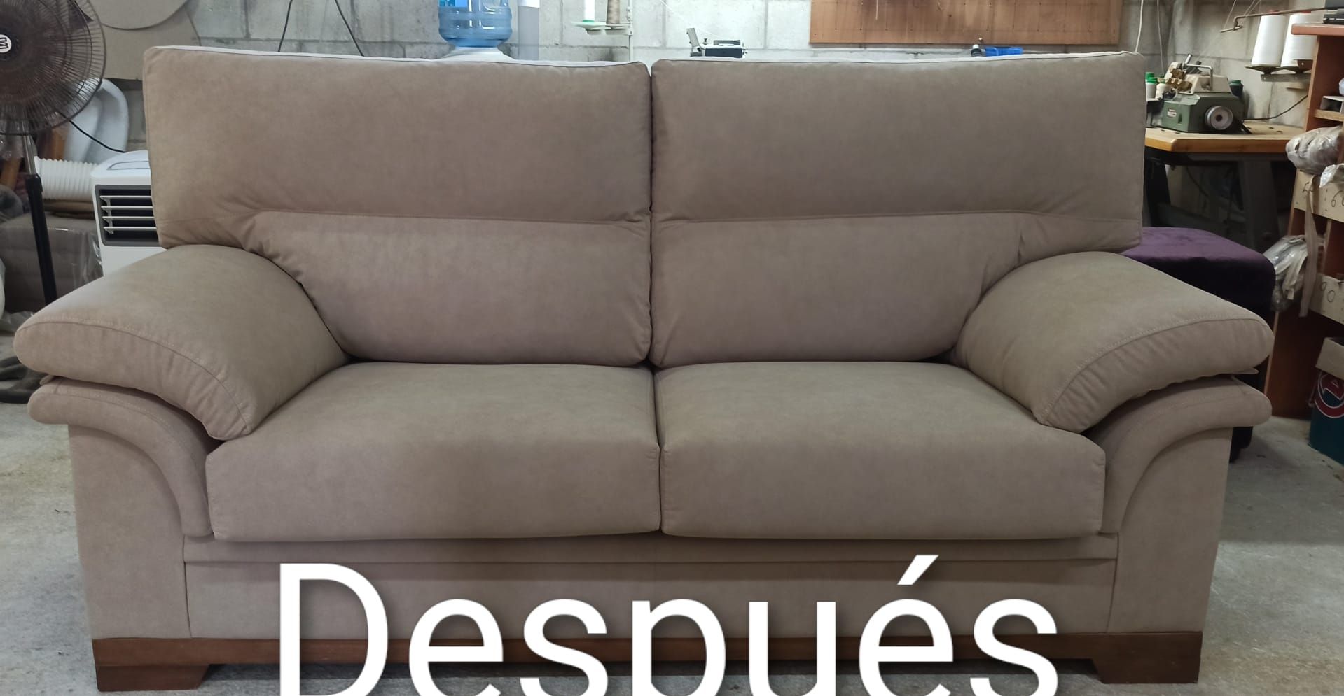 Sofá beige en un taller de muebles, con el texto 