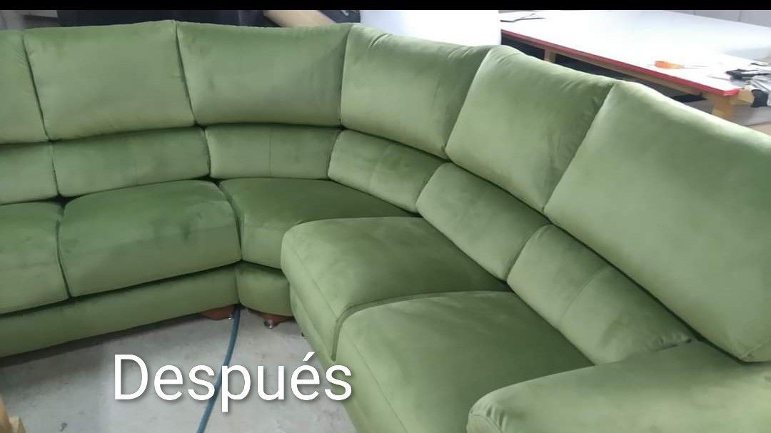 Sofá modular verde con cojines curvos, con la etiqueta “Después” en primer plano.