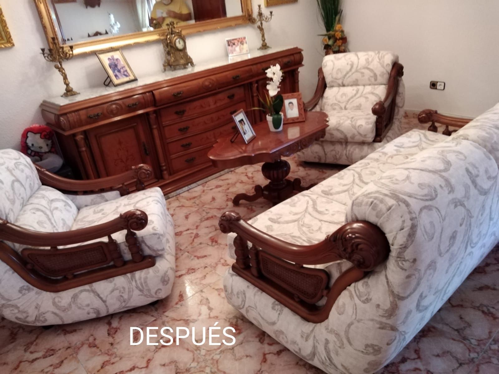 Sala de estar con muebles de madera ornamentados y tapicería estampada en color crema; texto “DESPUÉS” en la parte inferior.