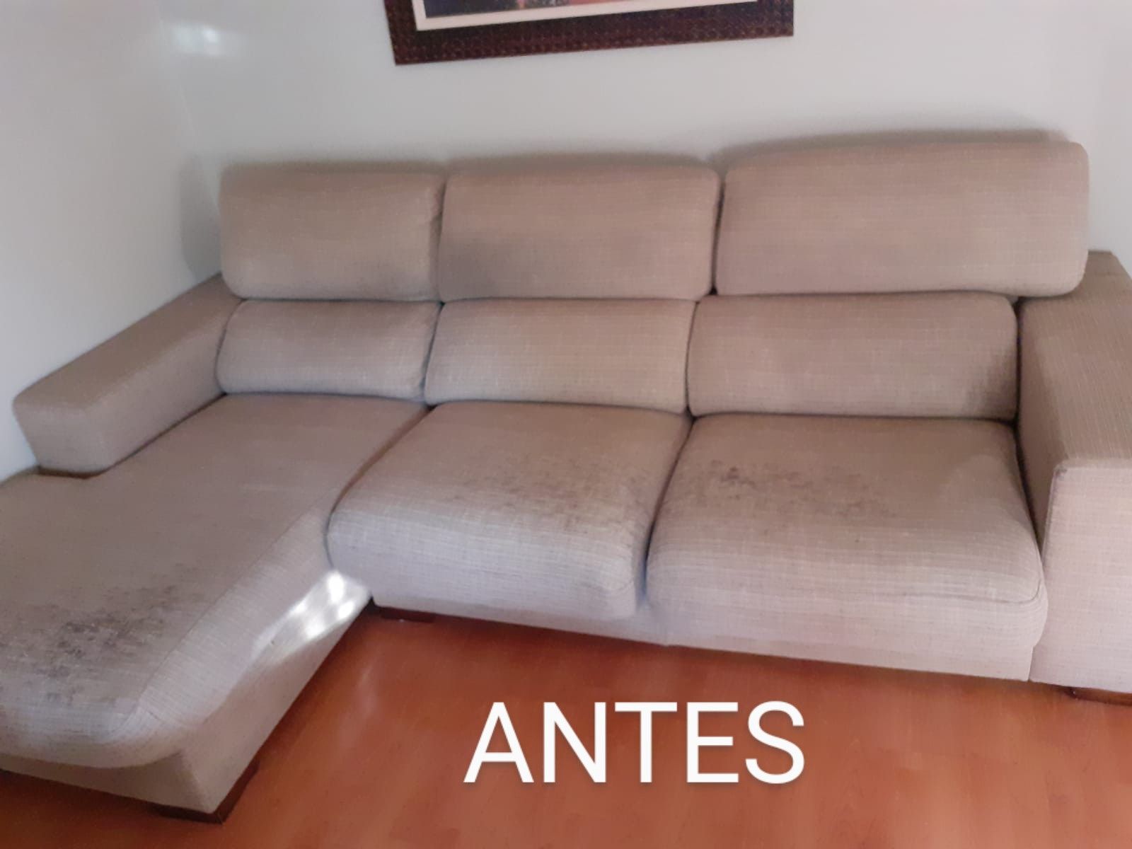 Sofá esquinero de color beige en una habitación con suelo de madera, con la etiqueta “ANTES” en la parte inferior.