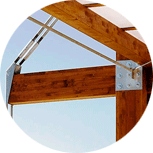 Un primer plano de una estructura de madera con un cielo azul de fondo.